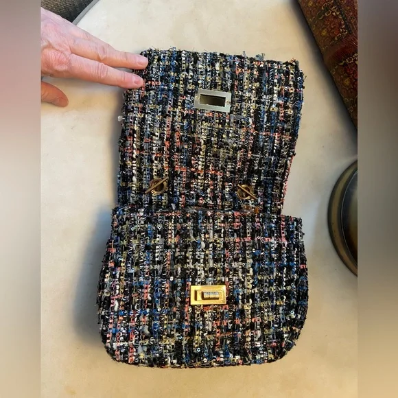 Designer inspired colored tweed with silver, and pearl strap handle. - Picture 3 of 10